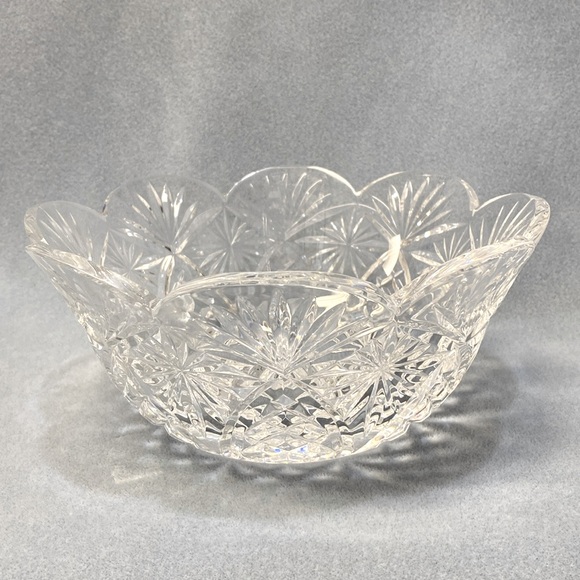 Waterford Crystal Salad Bowl with Scalloped Edging 9- inch Round - Picture 1 of 13